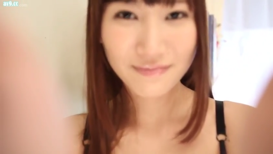 室内 · 脸部特写 · 黑色吊带 · 正对镜头