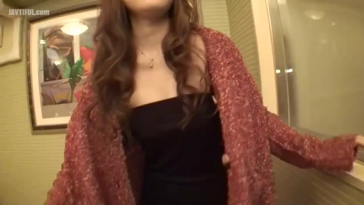 脱衣 · 偷拍视角 · 模糊 · 装饰画 · 室内走廊 · 站立姿势 · 黑色抹胸