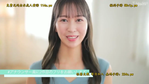 室内 · 面部 · 站立 · 字幕 · 微笑 · 蓝色无袖上衣 · 介绍