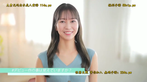 室内 · 坐姿 · 面部 · 微笑 · 对视 · 无袖上衣