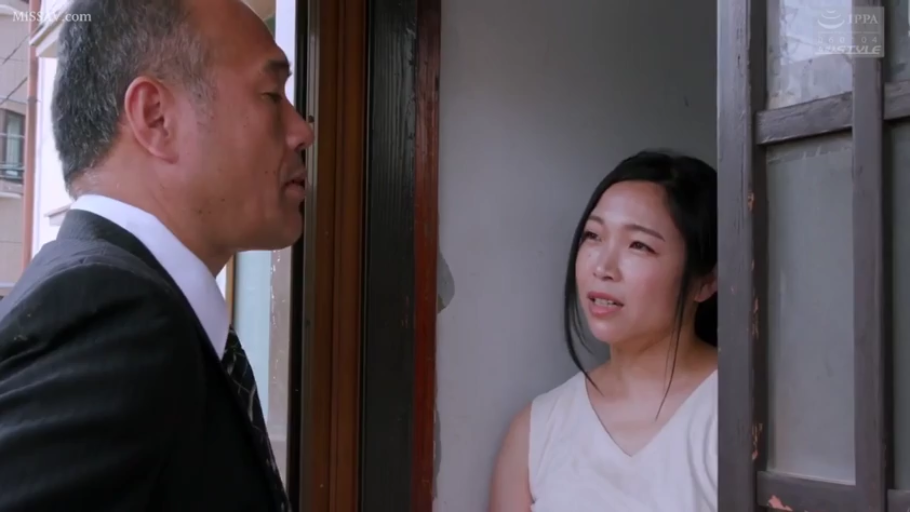 严肃 · 站立 · 剧情 · 交流 · 西装 · 门口