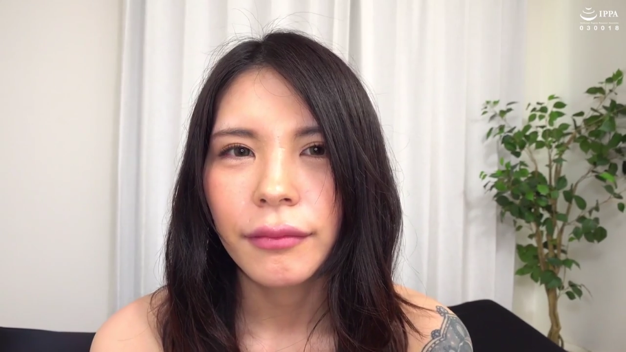 室内 · 脸部 · 字幕 · 站姿 · 困惑 · 对话 · 白色背心