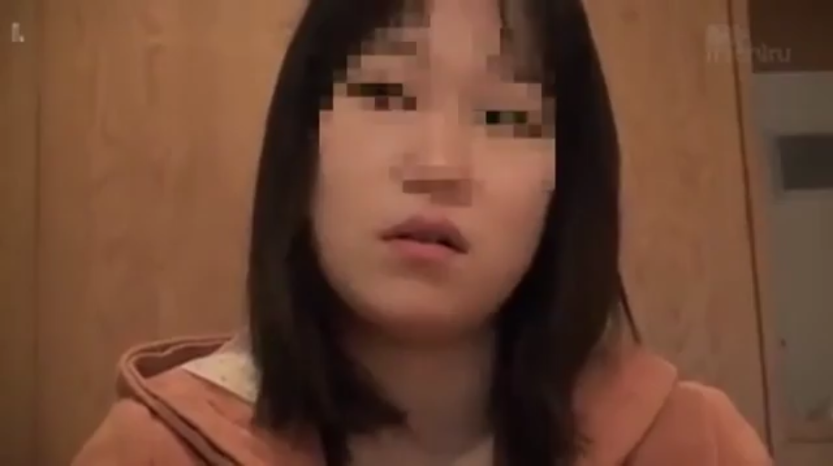 室内 · 坐姿 · 马赛克 · 呆滞 · 注视 · 头部特写 · 连帽衫