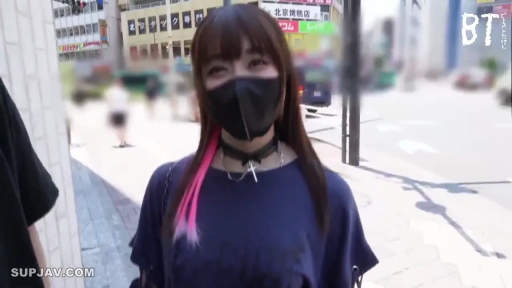 黑色口罩 · 站立 · 面对镜头 · 街头 · 中特写 · 眼神含笑 · 挑染