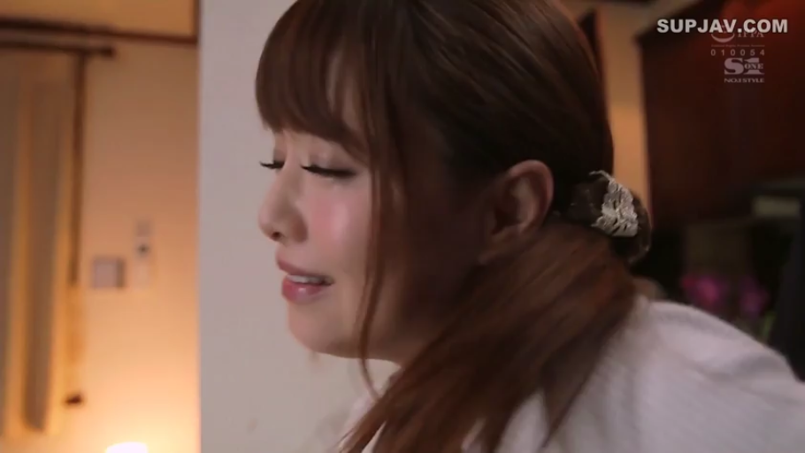 面部特写 · 居家室内 · 白色针织衫