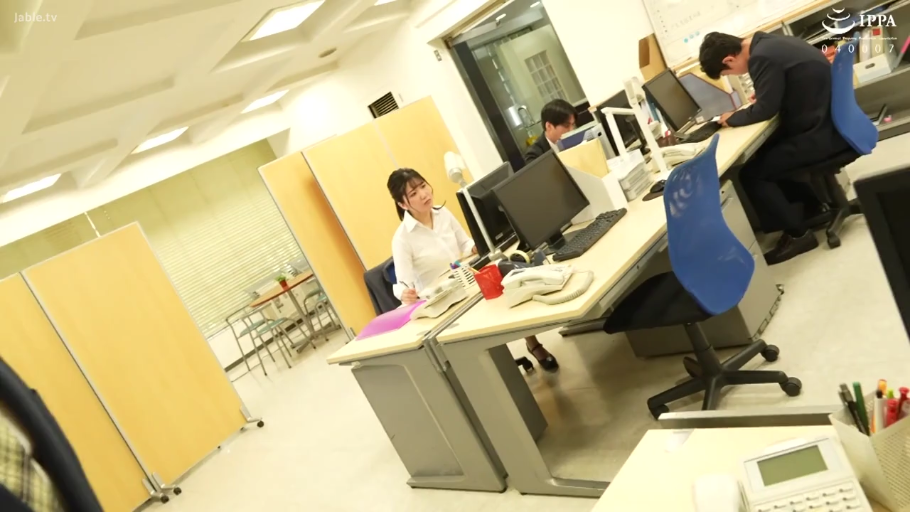 坐姿 · 专注 · 办公室 · 全景 · 电脑 · 职业装 · OL · 办公