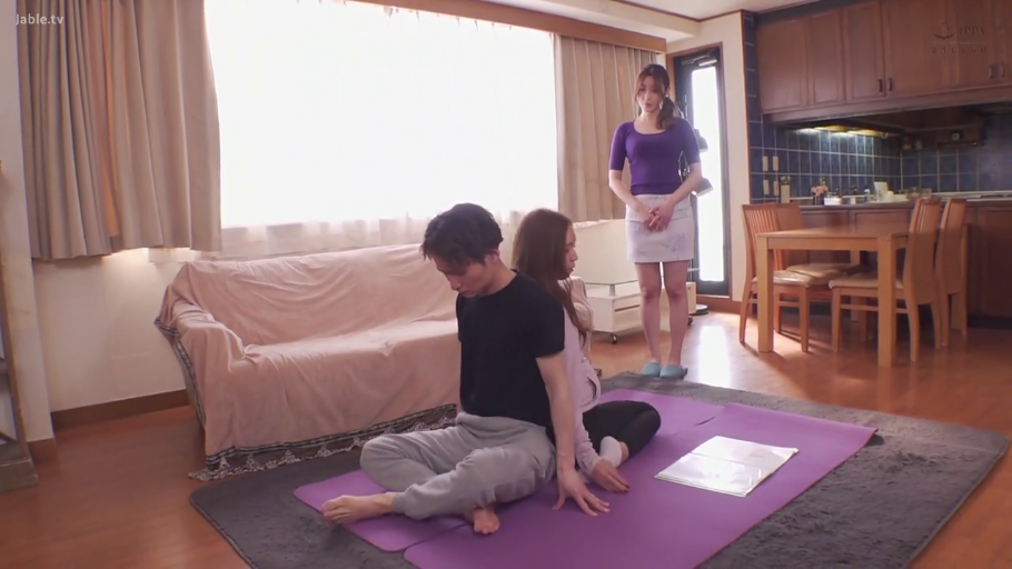 室内 · 坐姿 · 严肃 · 项链 · 半身特写 · 职业套装 · 熟女 · 思考