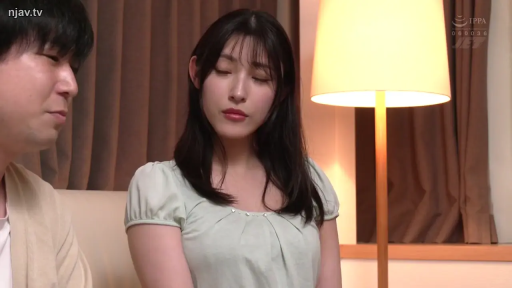 室内 · 座り姿勢 · 静坐 · 居家 · 上半身特写 · フロアランプ · 瞑目 · 浅绿色短袖