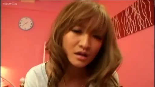 室内 · 坐姿 · 脸部特写 · 迷离 · 喘息 · 浅色上衣 · 挂钟 · 红色卧室