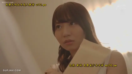 室内 · 女性 · 站姿 · 面部特写 · 白色背心 · 忧虑 · 信封 · 拿信封