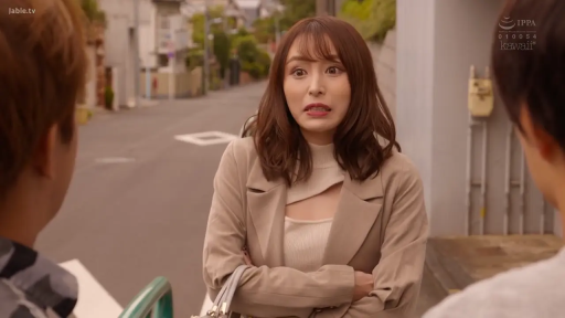 会話 · 真剣 · 半身 · ハンドバッグ · 街道 · 屋外 · 休闲外套 · 胸を張る