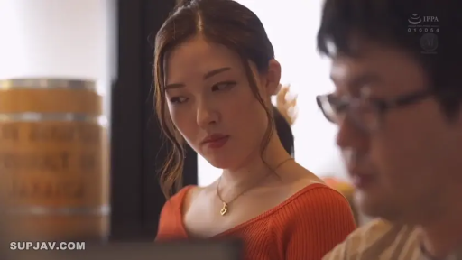 坐姿 · 严肃 · 脸部 · 办公室 · 项链 · 剧情 · 窥视 · V领衫