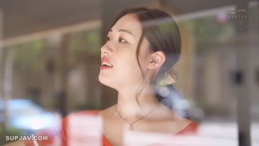 室内 · 平静 · 项链 · 面部特写 · 注视 · 红色连衣裙 · 侧脸抬头 · 气质人妻