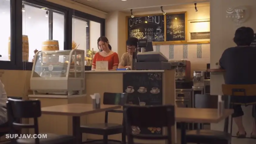 站立 · 自然 · 远景 · 公共场所 · 红色短袖 · 咖啡厅 · 菜单板 · 服务点单