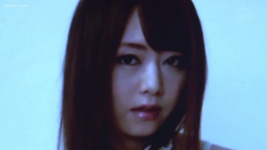 室内 · 脸部特写 · 迷离 · 注视镜头 · 吊带衫 · 正面 · 长直发