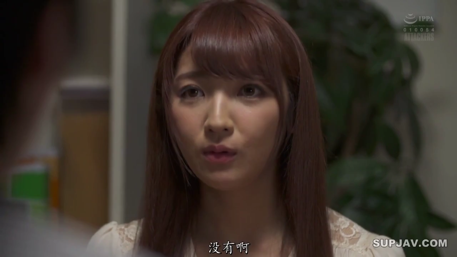 Indoor · Close-up of the face · 谈话 · Mature woman · 正面 · 蕾丝上衣 · 疑惑