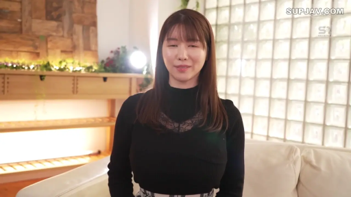 影棚 · 微笑 · 半身 · 注视 · 长发 · 正坐姿势 · 黑色高领蕾丝毛衣