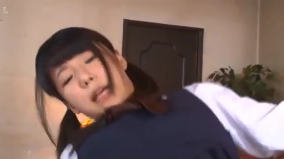 室内 · 校服 · 迷离 · 面部特写 · 双马尾 · 倾斜 · 动作中