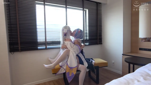 全身 · 卧室 · 亲吻 · 女同性恋 · 抱坐 · Cosplay服饰 · 闭眼沉醉 · 条纹窗帘