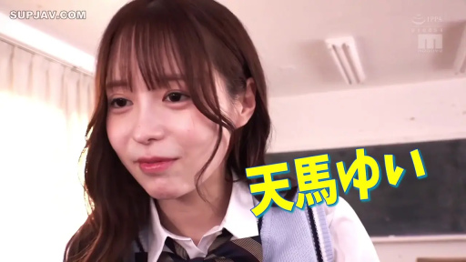 坐姿 · 交谈 · 面部 · 校服 · 教室 · 大笑 · 女子高中生