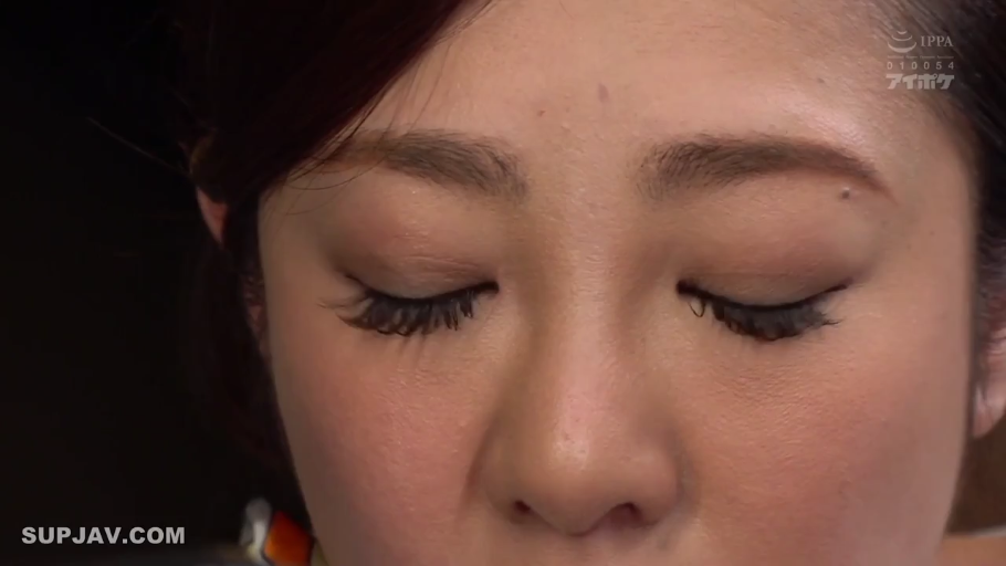 Indoor · 平静 · Close your eyes · 低头姿态 · 眼睛特写 · 无服装露出 · 微距镜头