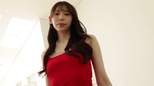 室内 · 面部 · 站立 · 注视 · 长发 · 红色背心 · 微露齿笑