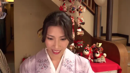 顔部のクローズアップ · 站立 · 温柔微笑 · 日式室内 · 紫色和服 · 日系风格 · 頭を下げて見つめる · 挂饰偶人