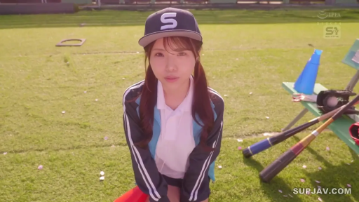 跪坐 · 微笑 · 半身 · 水壶 · 运动服 · 操场 · 递水