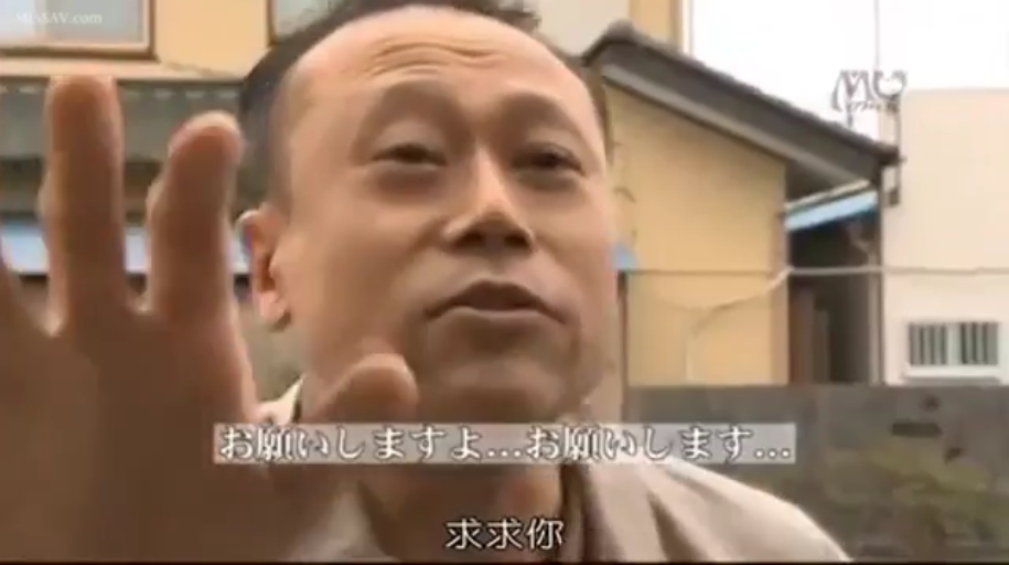 脸部特写 · 衬衫 · 户外 · 伸手