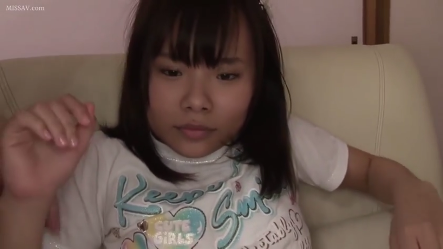 坐姿 · 面部特写 · 注视 · 平淡 · 室内沙发 · 亚洲女性 · 白色印花T恤