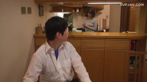 座り姿勢 · 平静 · 居家 · 遠景 · シャツ · キッチン · 回头 · バー