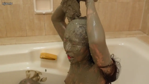 坐姿 · 全裸 · 浴室 · 头部特写 · 闭目 · 泥浆浴