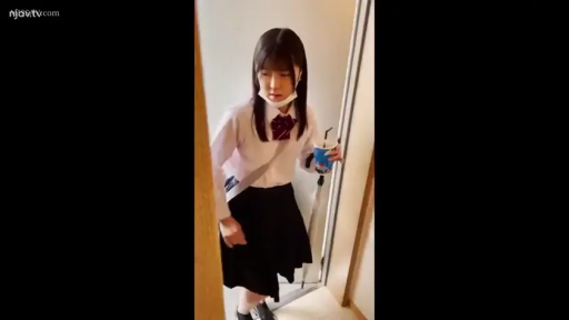 坐姿 · 自然 · 面部特写 · 居家 · 白色背心 · 房间 · 注视镜头