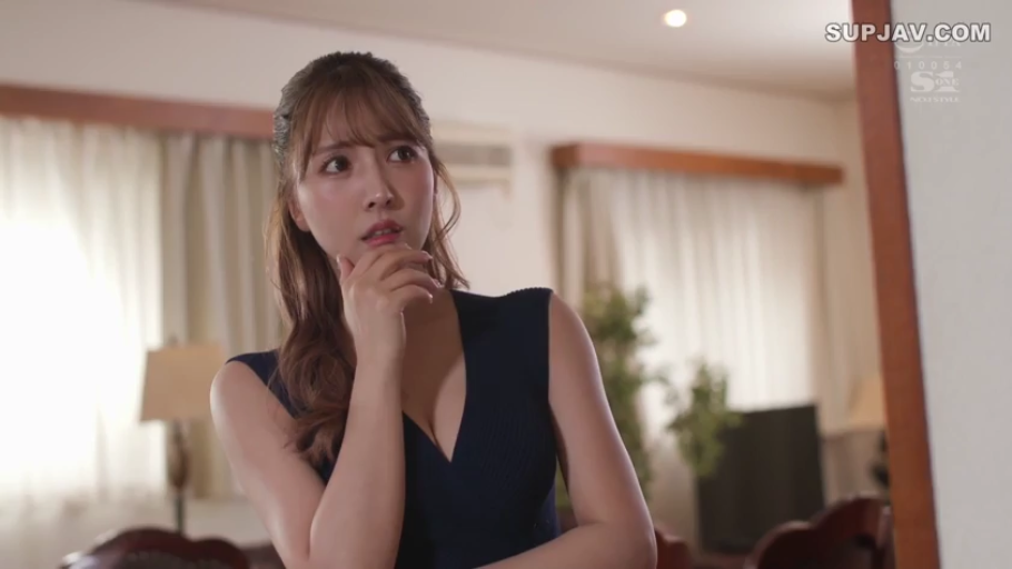 半身特写 · 室内房间 · 长发美少女 · 蓝黑色V领无袖连衣裙 · 托腮站立 · 沉思注视 · 困惑忧虑