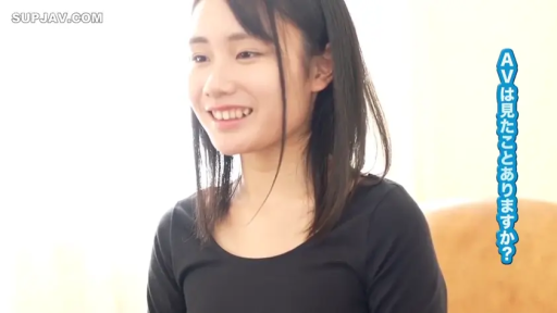 室内 · 坐姿 · 脸部特写 · 黑色长袖上衣