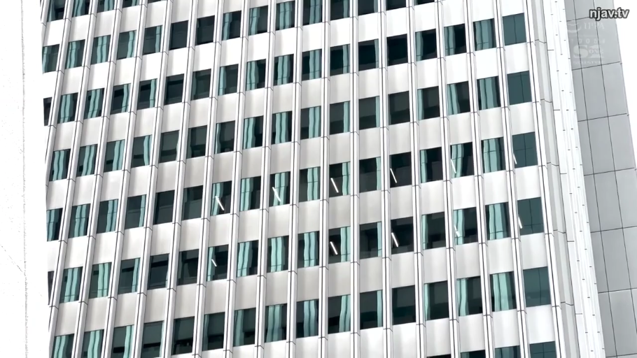 室内 · 坐姿 · 平静 · 面部特写 · 长发 · 毛衣 · 静止