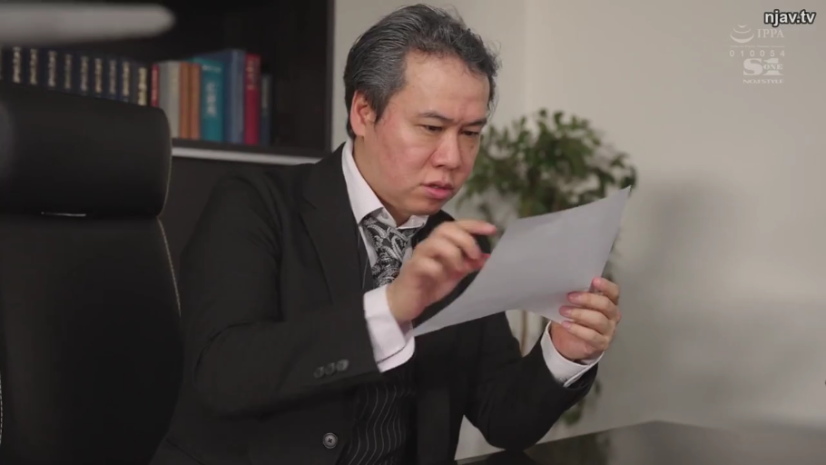 坐姿 · 专注 · 办公室 · 电脑 · 面部特写 · 西装 · 中年男性 · 工作