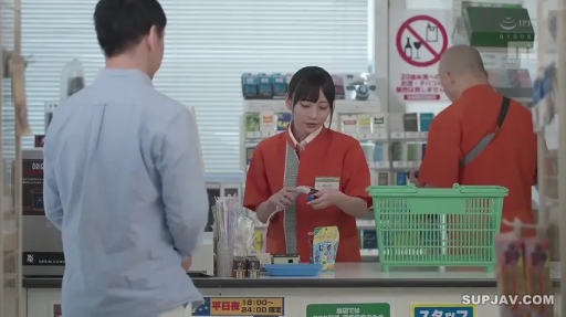 专注 · 站立 · 剧情 · 便利店 · 便利店制服 · 收银机 · 收银