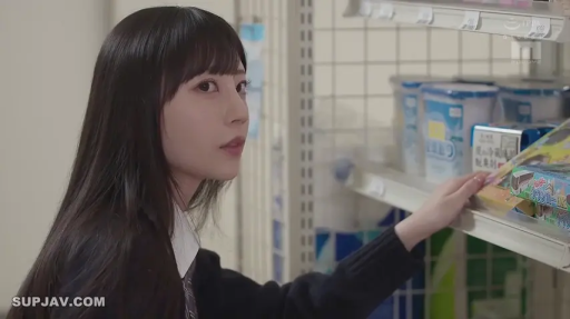 站姿 · 回眸 · 学生制服 · 货架 · 侧脸 · 购物 · 超市