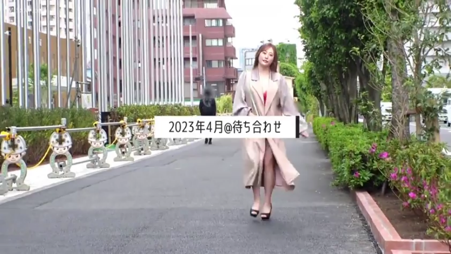 远景 · 街道 · 行走 · 户外 · 连衣裙 · 汽车 · 步行