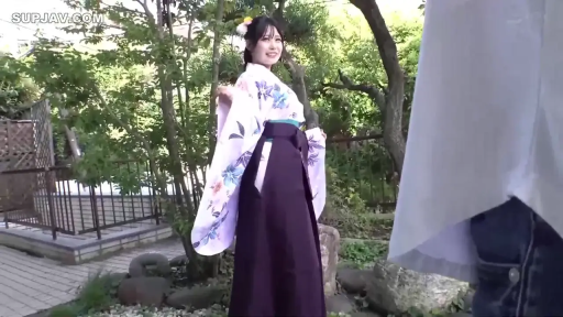 微笑 · 远景 · 和服 · 发饰 · 开朗 · 侧身站立 · 室外花园 · 传统服饰