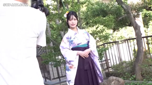 中景 · 站姿 · 微笑 · 户外 · 拍摄 · 和服 · 头饰 · 幕后