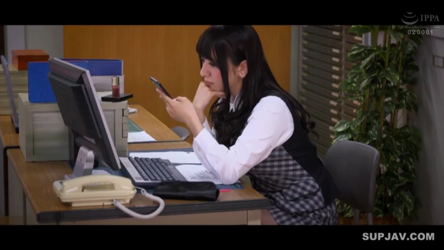 坐姿 · 专注 · 办公室 · 中景 · 职业装 · 看手机 · 手机 · OL