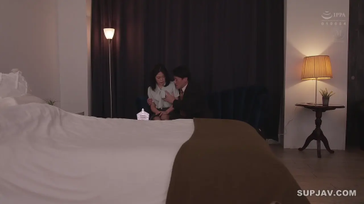 坐姿 · 羞涩 · 沙发 · 职业装 · 远景 · 酒店 · 职场 · 摸胸