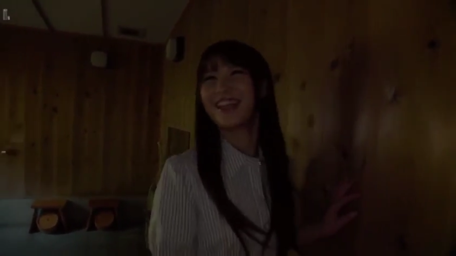 室内 · 面部 · 站立 · 条纹衬衫 · 昏暗 · 开心 · 欢笑