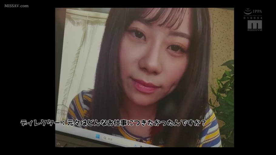 室内 · 座り姿勢 · 顔部のクローズアップ · 字幕 · 平静 · パソコン · 谈话 · 条纹衫