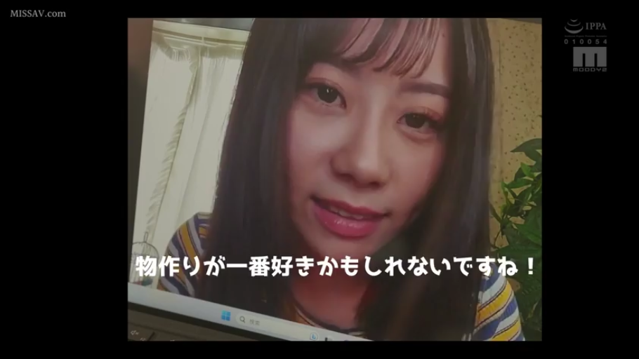 脸部特写 · 微笑 · 电脑显示器 · 正坐 · 条纹衫 · 清纯 · 居家室内 · 视频通话