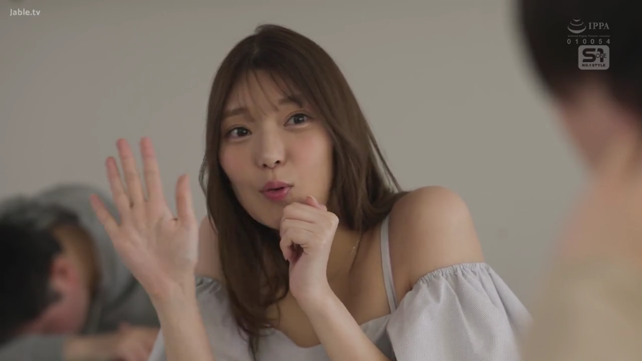 室内 · 坐姿 · 半身特写 · 长发 · 露肩上衣 · 挥手 · 俏皮