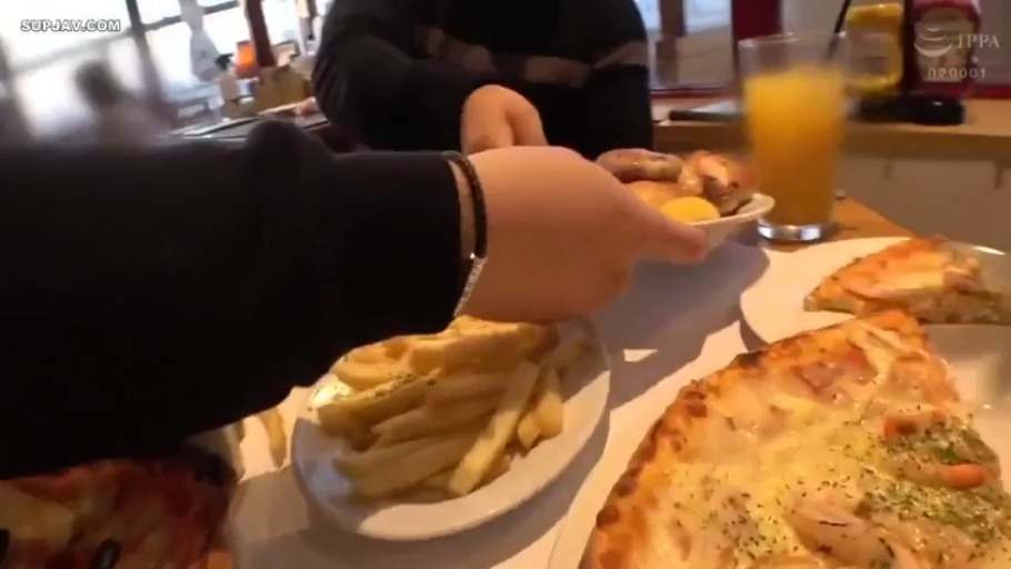 坐姿 · 第一人称视角 · 餐厅 · 用餐 · 披萨 · 食物特写 · 休闲长袖