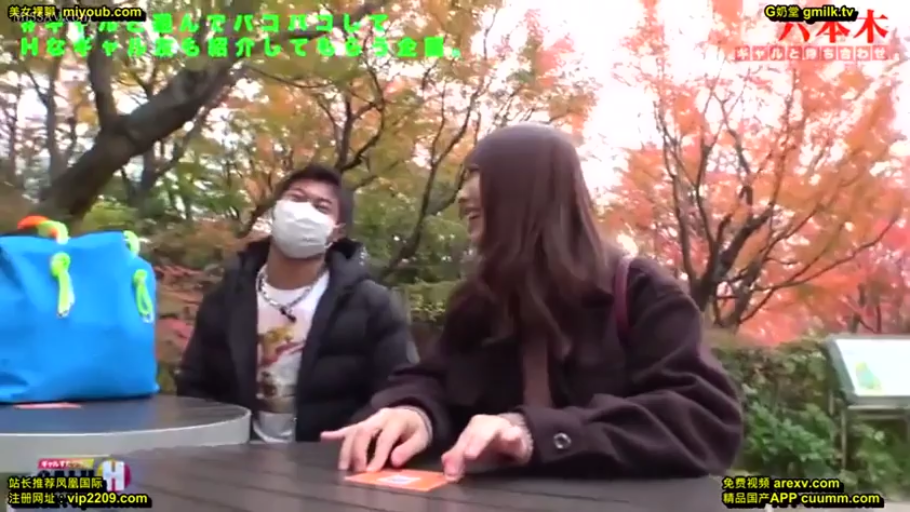 Sitting Posture · 说笑 · Medium shot · 开心 · 蓝色手提包 · 枫叶 · Park · 白口罩